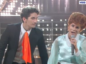 Bianca Atzei imita Rita Pavone e canta "Il ballo del mattone"