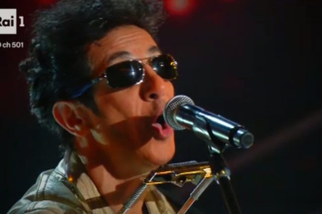 Manlio Dovì ancora straordinario nei panni di Edoardo Bennato, frecciatina ad Amendola