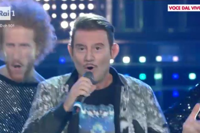 Enrico Papi imita Fabio Rovazzi e canta "Andiamo a comandare"