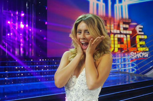 Fatima Trotta veste i panni di Violetta, ma sembra Heather Parisi