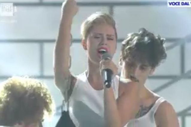 Fatima Trotta imita Miley Cyrus e canta "Wrecking Ball"