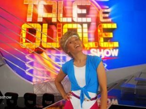 Lorenza Mario imita Olivia Newton-John e canta "Physical"