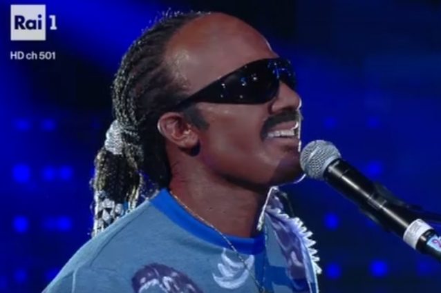 Davide Merlini ottimo Stevie Wonder, il pubblico fa il confronto con Valerio Scanu