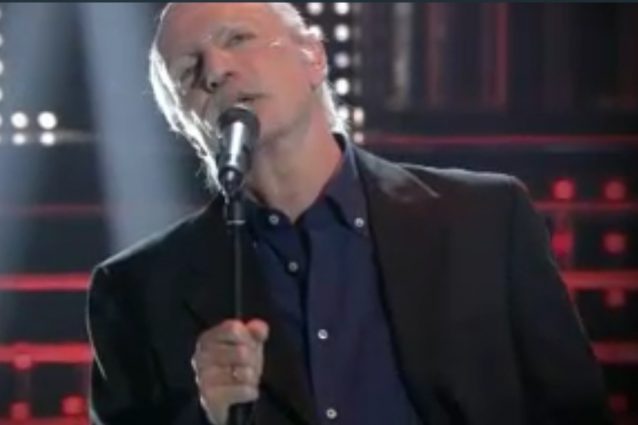 Sergio Assisi imita Gino Paoli e canta "Una lunga storia d'amore"