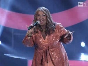 Silvia Mezzanotte imita Gloria Gaynor e canta "I Will Survive"