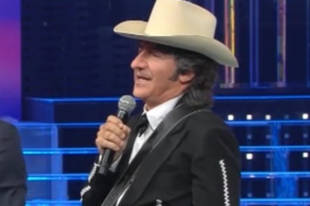 Tullio Solenghi imita Bob Dylan con "Knockin' on Heaven's Door" e ricorda Anna Marchesini