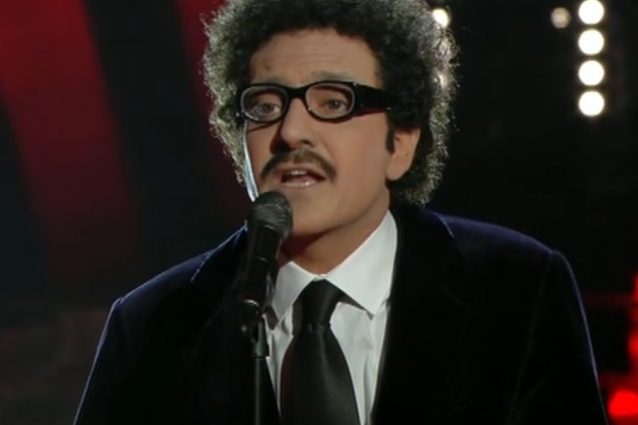 Sergio Assisi malato imita Eduardo De Crescenzo, canta la celebre "Ancora"