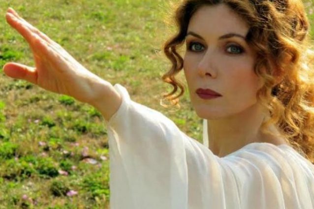 Eleonora Brigliadori contro la chemioterapia, rissa con Nadia Toffa