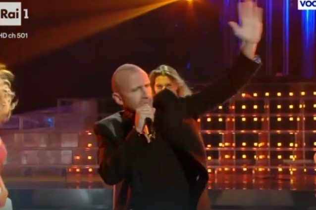 Leonardo Fiaschi è Biagio Antonacci, spunta tra il pubblico la sua maestra elementare