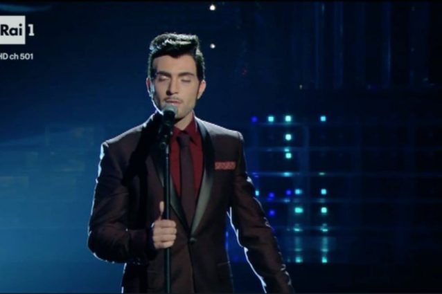 Davide Merlini è Marco Mengoni, il pubblico non apprezza: "Che è questo schifo?"