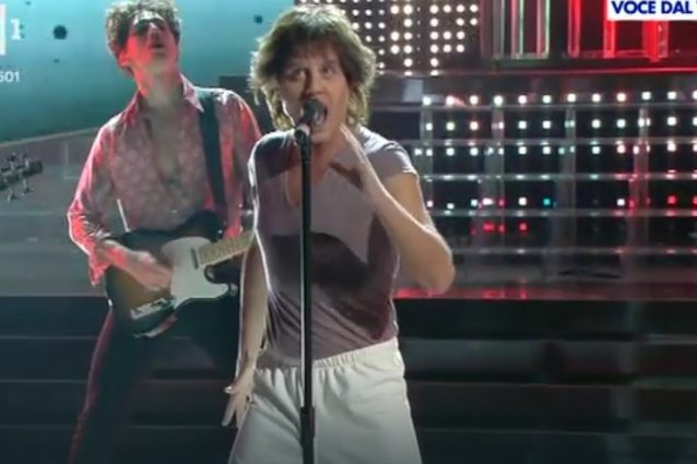 Enrico Papi è Mick Jagger, Amendola sempre spietato: "Sembri Paperoga"