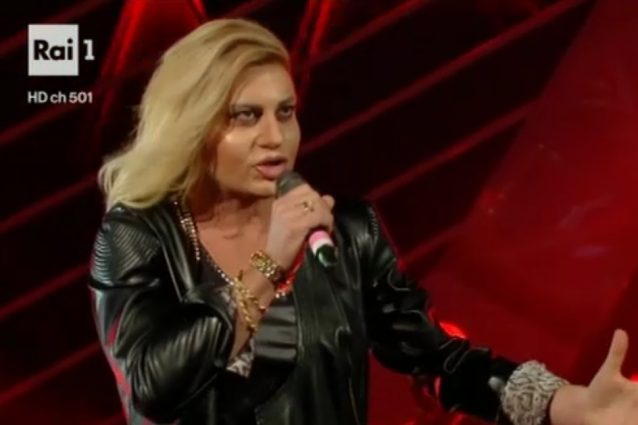 Enrico Papi è Emma Marrone, il trash trionfa. Amendola: "Stavolta mi complimento"