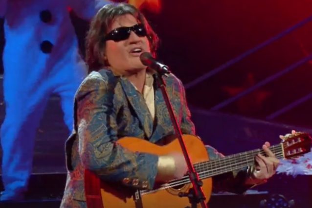 Matteo Becucci è José Feliciano, tutti ballano sulle note di “Feliz Navidad”