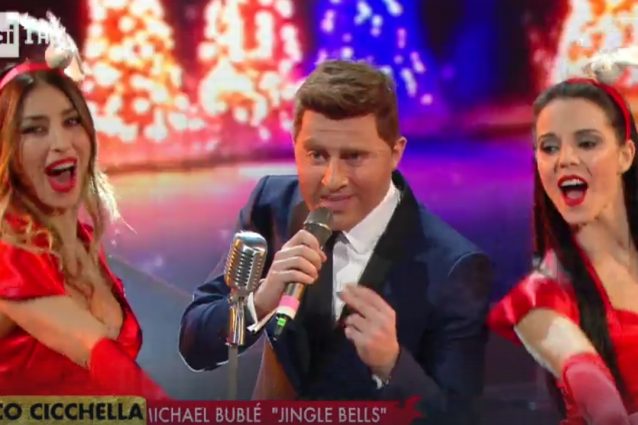 Francesco Cicchella si trasforma in Michael Bublé con Jingle Bells, bocciato il trucco