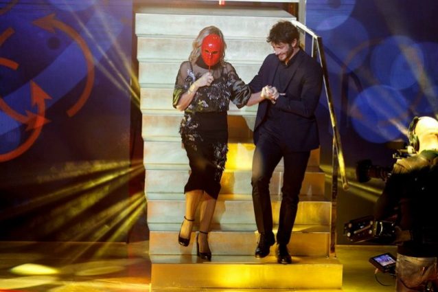 Gemma Galgani finalmente operata, entra in studio in maschera