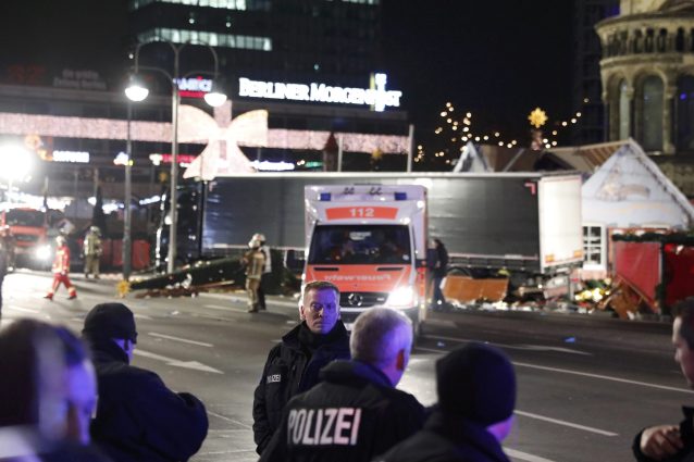 Attentato a Berlino: Mediaset, Rai e LA7 cambiano i palinsesti per seguire la strage