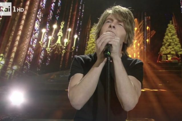 Davide Merlini canta Hallelujah nella versione di Jon Bon Jovi: “Che c’entra col Natale?”