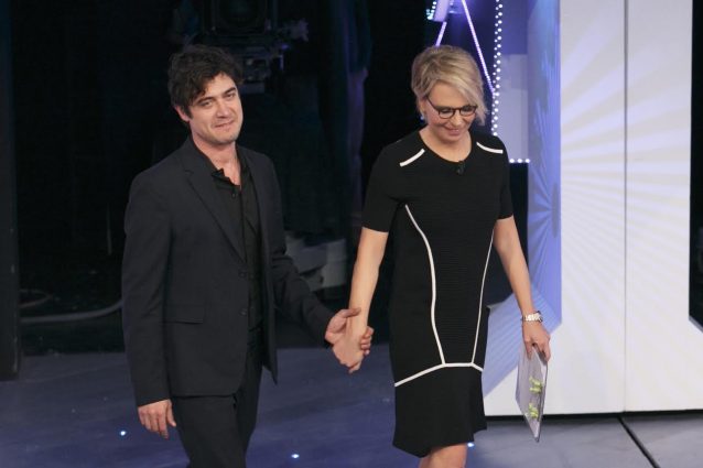 Riccardo Scamarcio è la sorpresa per Stefania, provata dalla perdita della mamma