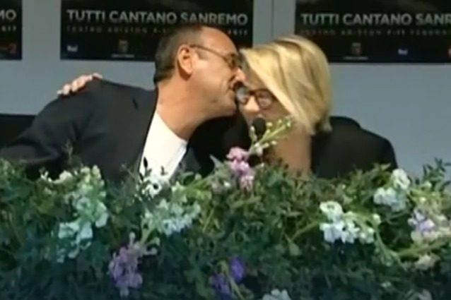 Carlo Conti si commuove in conferenza stampa a Sanremo, l'abbraccio di Maria De Filippi