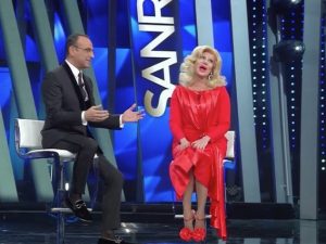 Virginia Raffaele al Festival di Sanremo 2017: imita Sandra Milo e punta sui doppi sensi
