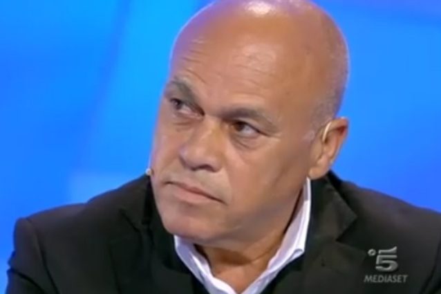 Come può un padre lasciare i propri figli? La De Filippi schierata contro Salvatore