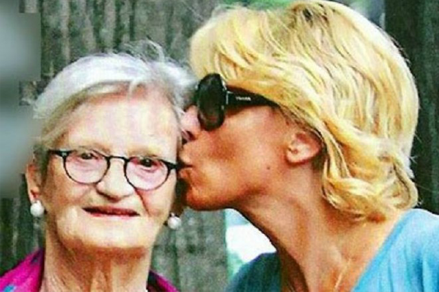 Gli occhi lucidi della De Filippi: "Alla morte di mio padre non ero preparata"