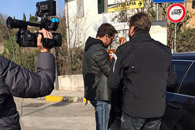 Gabriel Garko rifiuta il tapiro e schiaccia il piede di Staffelli con l'auto