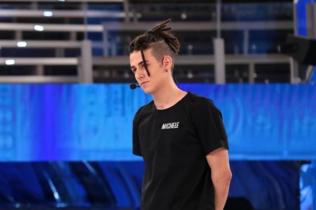 Michele Perniola è l'eliminato della prima puntata del serale di 'Amici 2017' ed Elisa piange