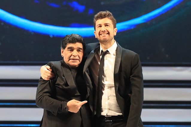 "Tre volte 10", lo spettacolo con Alessandro Siani e Diego Maradona arriva in tv