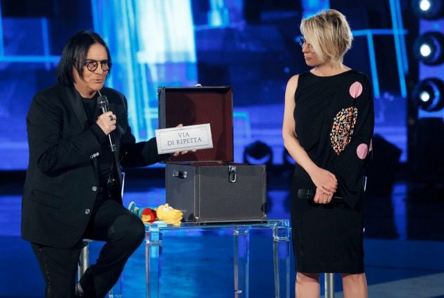 De Filippi confusa sulla carriera di Renato Zero, che finge di rimproverarla: "Hai studiato?"