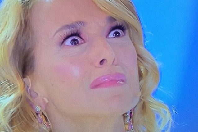 Barbara D’Urso festeggia in diretta tv i suoi 60 anni, tra lacrime e trash