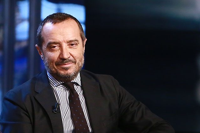 Franco Di Mare rinvia il ritorno alla conduzione: "La schiena dà ancora problemi"