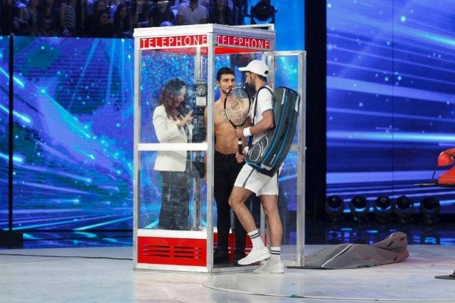 Torna la Ferilli e torna il gioco della cabina telefonica