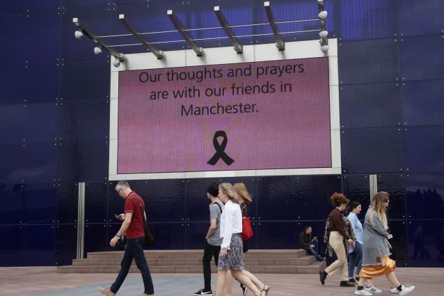 Attentato Manchester, Mediaset cambia programmazione con gli speciali sull’attentato
