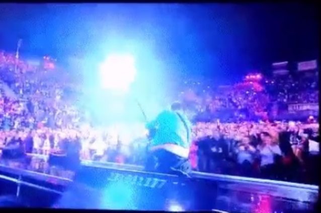 Gabbani cade sul palco dei WMA, senza la scimmia Filippo Ranaldi la "coreografia" non riesce
