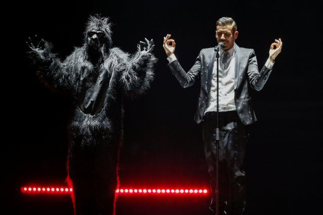 Filippo Ranaldi sul palco degli Eurovision 2017 insieme a Francesco Gabbani