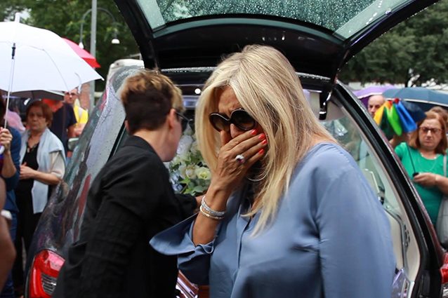 Mara Venier in lacrime ai funerali di Paolo Limiti.