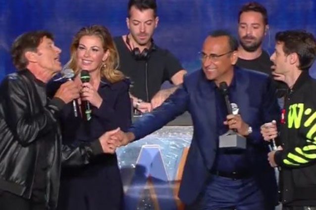 Gianni Morandi e Fabio Rovazzi sul palco dei Wind Music Awards 2017.