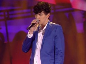 Il nuovo look di Michele Bravi, che ricci!