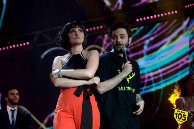 "L'esercito del selfie", Arisa e Lorenzo Fragola infiammano lo show