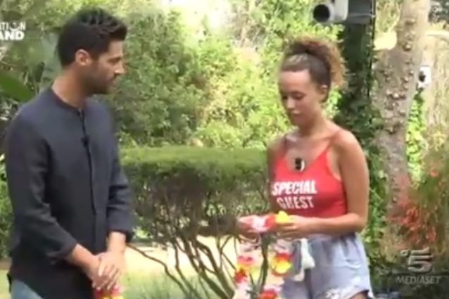 Sara chiede il confronto immediato con Nicola, lui è sorpreso: "Che ho fatto?"