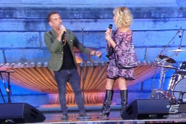 Stivali d'estate per Alessia Marcuzzi: "Ma come fai?"
