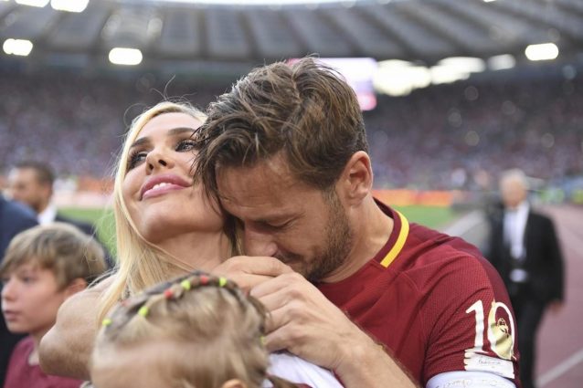 Ilary Blasi risponde male a Daniele Bossari e il web si scatena Ilary Blasi risponde male a Daniele Bossari e il web si scatena