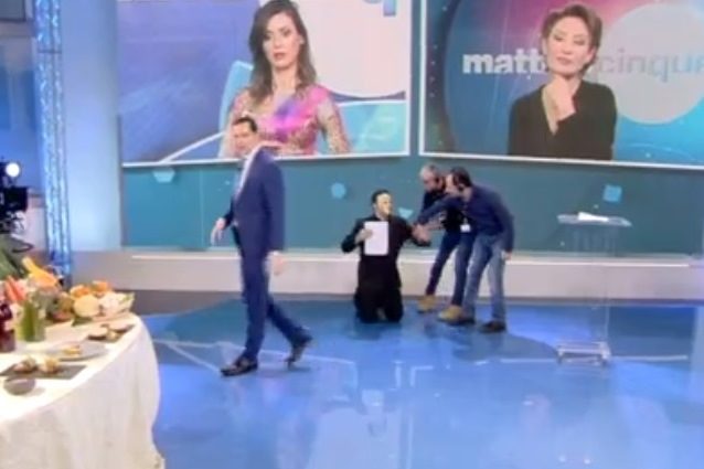 Uomo mascherato fa irruzione nello studio di Mattino 5, portato via durante la diretta