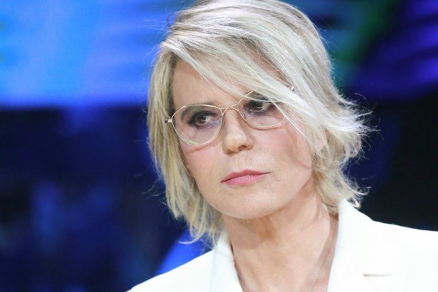 Provvedimento disciplinare per la classe di ‘Amici 17’ De Filippi “Aiuterete i netturbini di notte”
