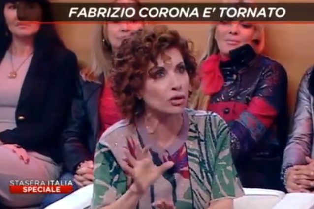 Fabrizio Corona umilia Alda D'Eusanio in diretta: la reazione choc