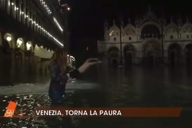 Venezia allagata, uomo si tuffa a Piazza San Marco durante Quarto Grado. Nuzzi: “Sarà uno straniero” - Tv Fanpage