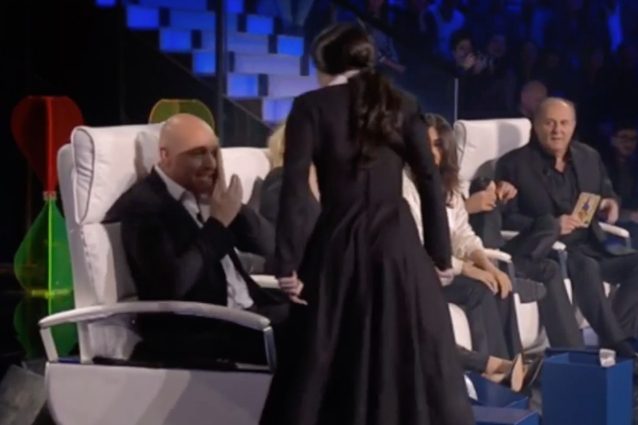 Tu sì que vales, schiaffi a Rudy Zerbi durante il momento horror: “Ho preso tre pizze in faccia”