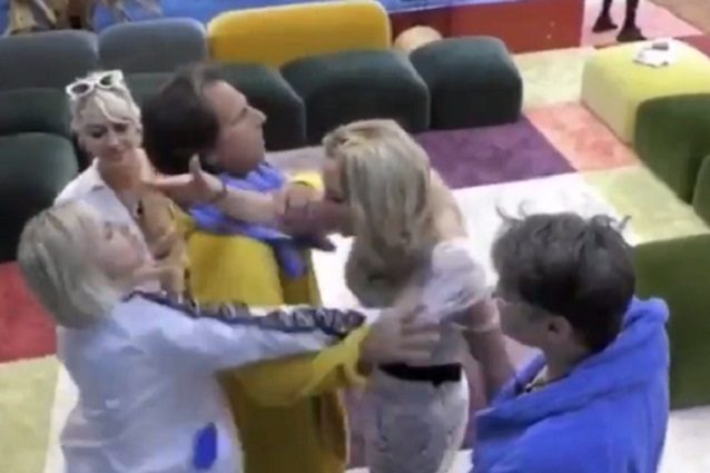GF Vip, rissa tra Antonella Elia e Valeria Marini: “Hai rotto”, “Mi hai messo le mani addosso”