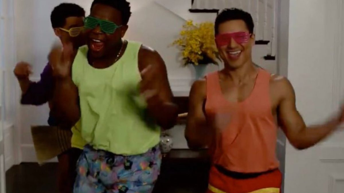 Mario Lopez nei panni di Slater rifà una delle scene più note di Bayside School nel teaser della nuova serie.
